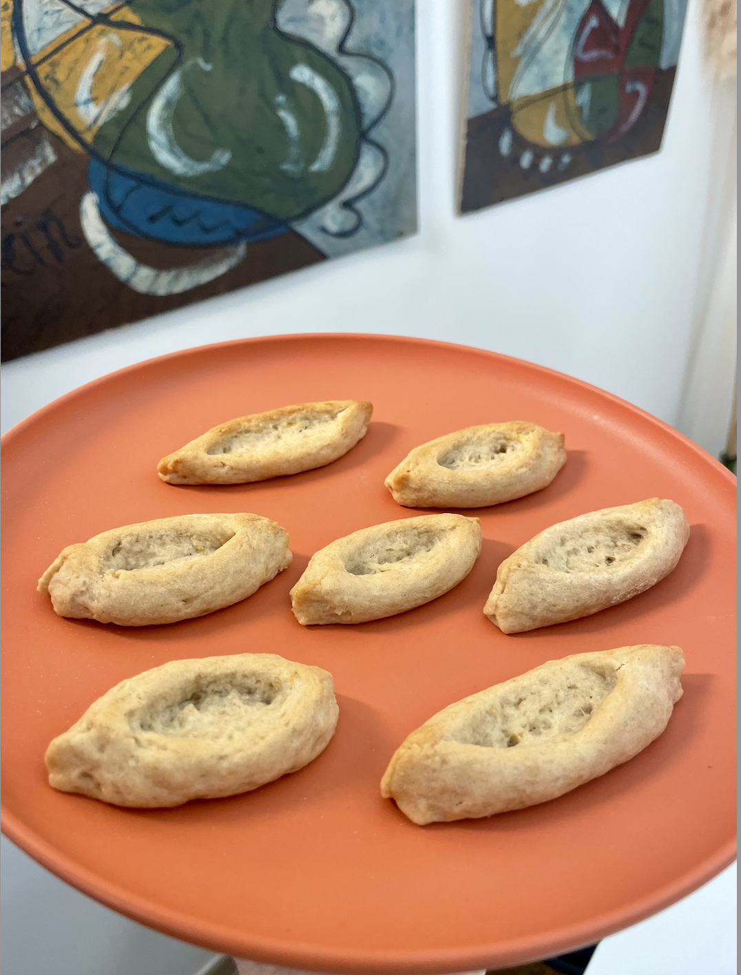 A narancsvirágos hajócska keksz egyenesen Provence-ba repít minket! Íme a navette keksz receptje, amit Dél-Franciaországban február másodikán, Gyertyaszentelő Boldogasszony ünnepén készítjük el, de egész évben népszerű nassolnivaló. A kekszek formája kis hajókra, bárkákra emlékeztet, innen a navette név.